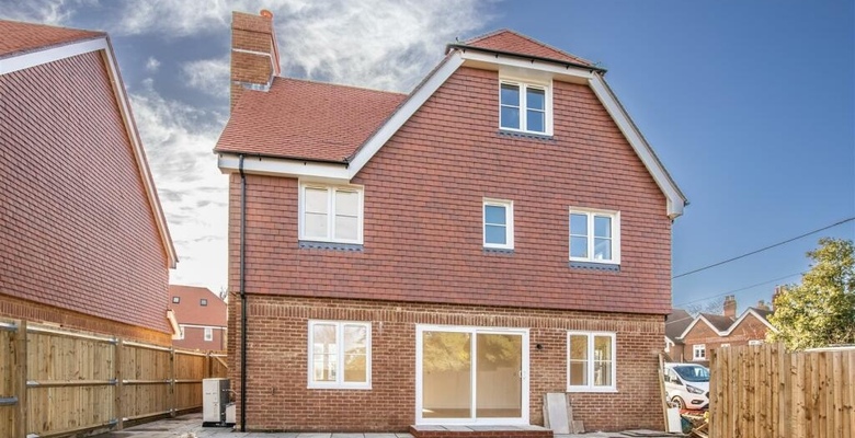 Дом с пятью спальнями в Burwash Common