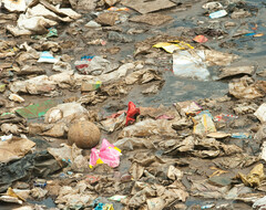 Сотни тонн мусора: власти расследуют появление огромной свалки в Оксфордшире