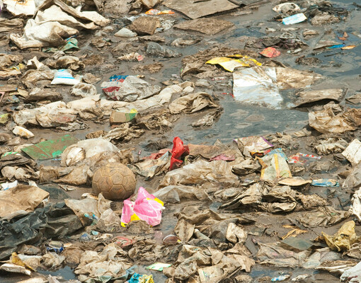 Сотни тонн мусора: власти расследуют появление огромной свалки в Оксфордшире