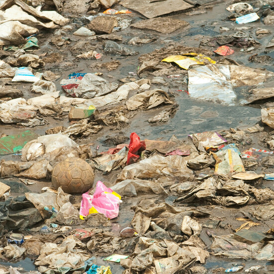 Сотни тонн мусора: власти расследуют появление огромной свалки в Оксфордшире