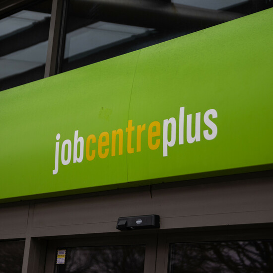 Кнут и пряник: молодым британцам грозят лишением пособий, если они откажутся от предложений по трудоустройству