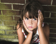 Школьные обеды, соцвыплаты и жилье: как британское правительство планирует победить детскую бедность?