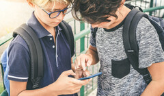 Телефон для учителя: в английских школах вводят полный запрет на смартфоны