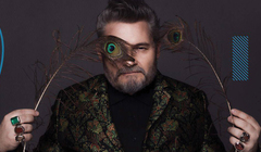 «Англичанки исторически не самые гламурные женщины»: интервью с историком моды Александром Васильевым