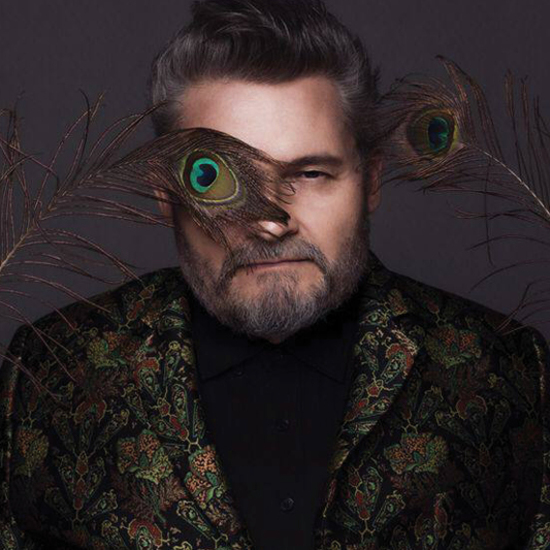 «Англичанки исторически не самые гламурные женщины»: интервью с историком моды Александром Васильевым