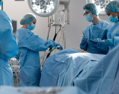 Состояние NHS: очереди на плановое лечение сократились, но отделения неотложной помощи по-прежнему в кризисе