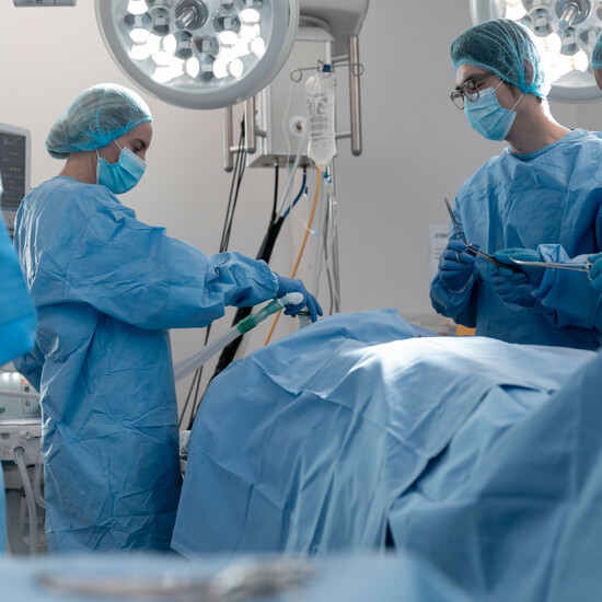 Состояние NHS: очереди на плановое лечение сократились, но отделения неотложной помощи по-прежнему в кризисе