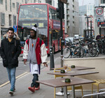 Миграция или колонизация: как британский миллиардер подогрел споры о вкладе приезжих в экономику