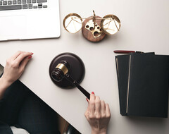 Cотрудник отсудил у руководства компании 400 тысяч фунтов за десятилетия без отпуска