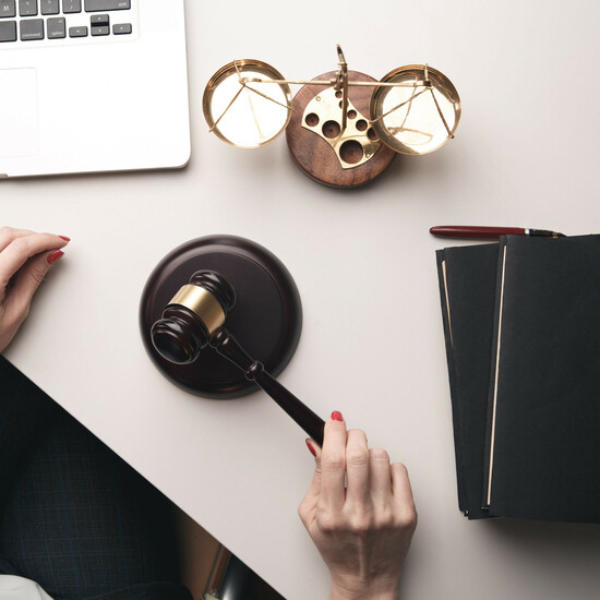 Cотрудник отсудил у руководства компании 400 тысяч фунтов за десятилетия без отпуска