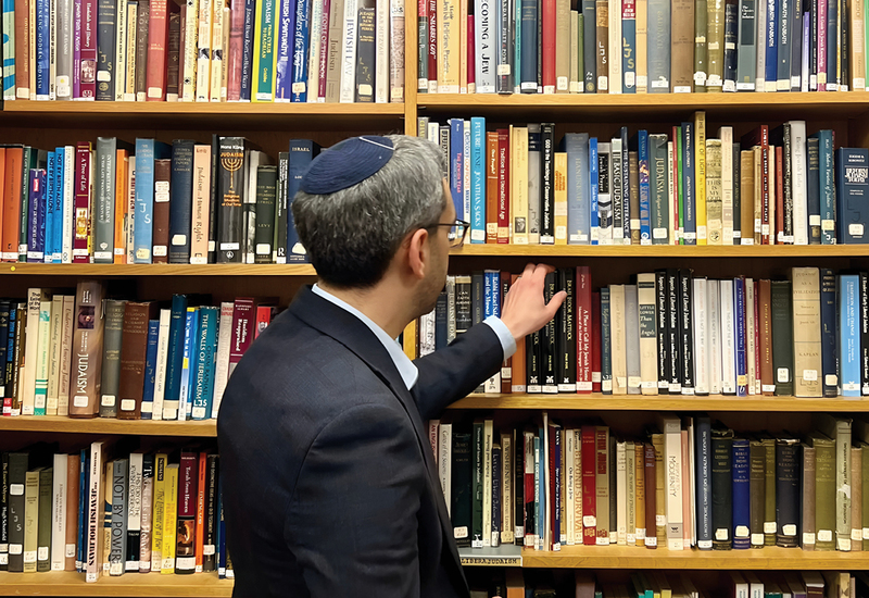В библиотеке синагоги